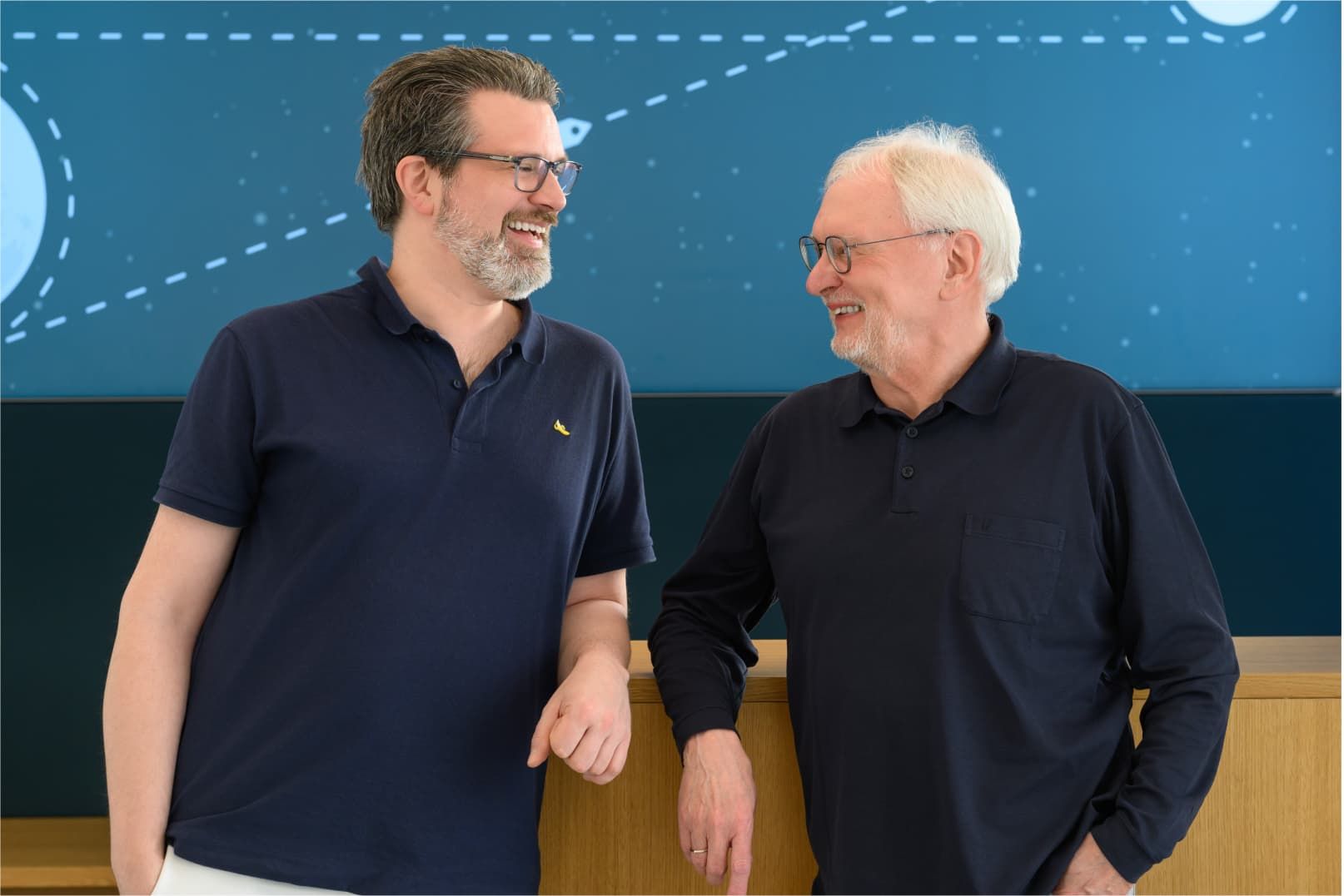 Dr. Michael Böhm und Dr. Rüdiger Rohwerder stehen nebeneinander in der Praxis