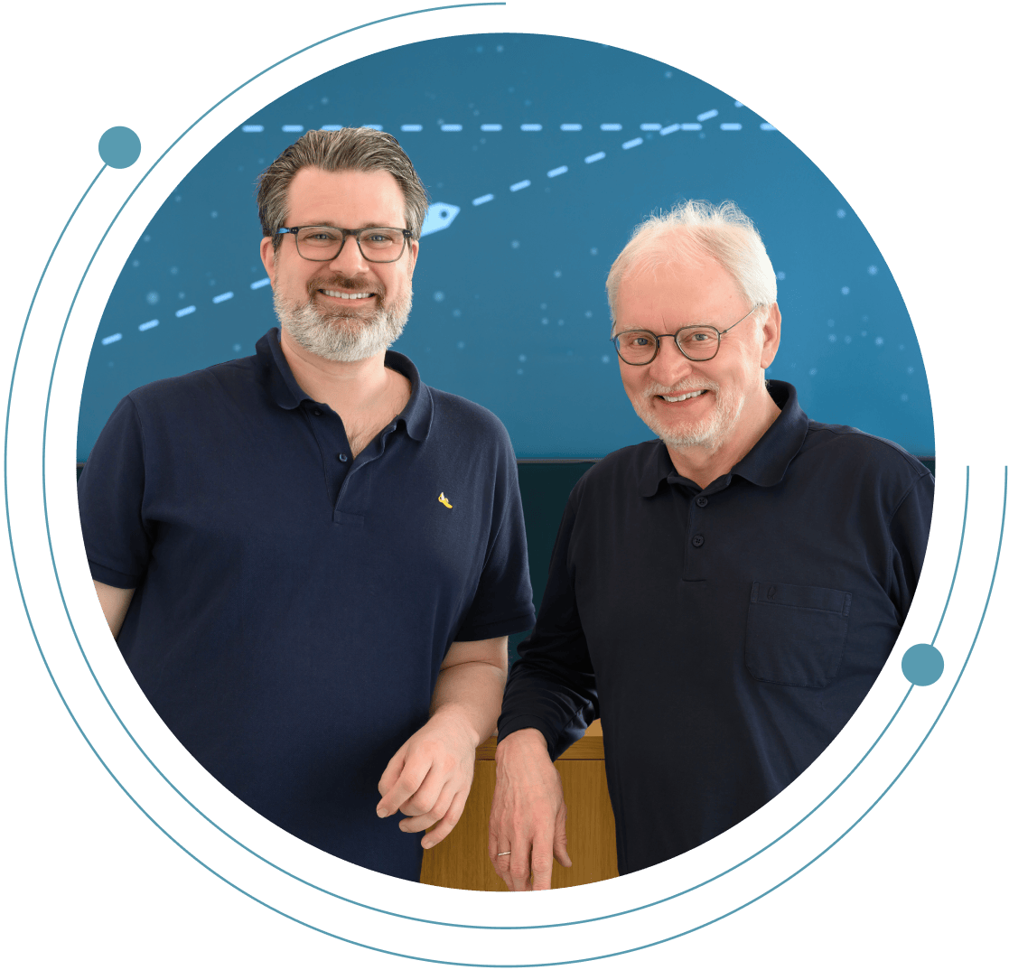 Dr. Michael Böhm und Dr. Rüdiger Rohwerder stehen nebeneinander in der Praxis