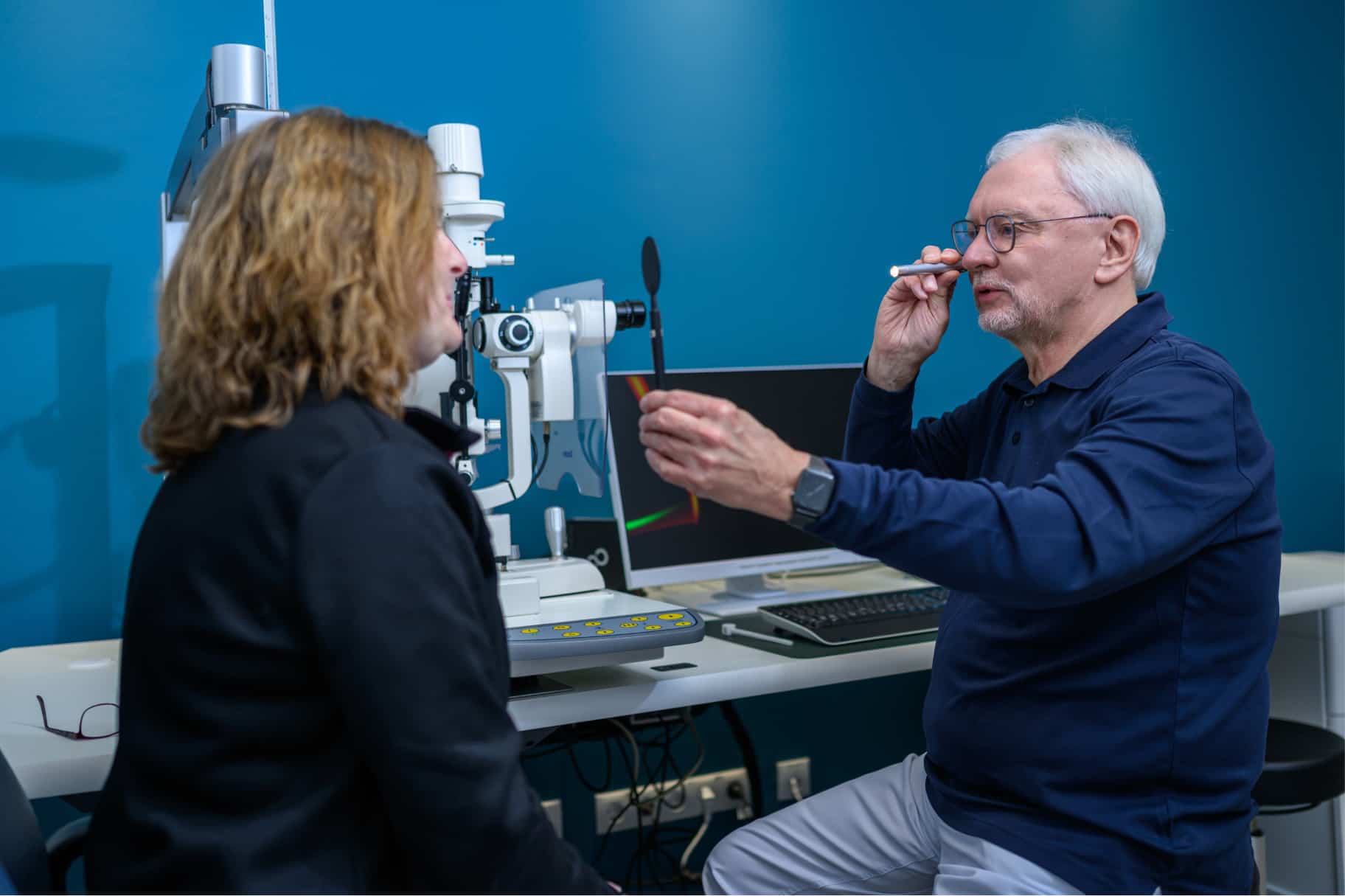 Dr. Rohwerder bei der Patientin-Behandlung
