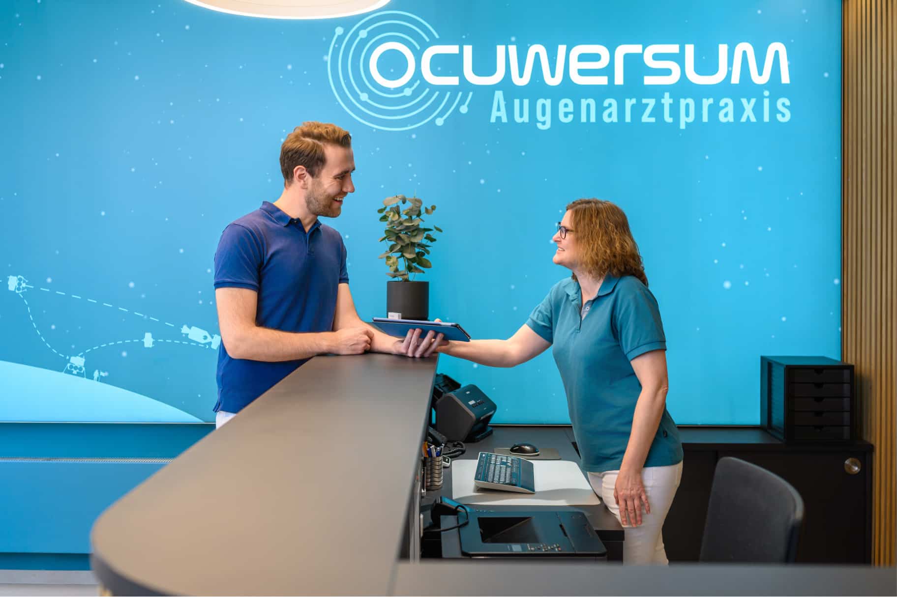 Dr. von Schwarzkopf am Empfang in einer Interaktion mit einer Kollegin