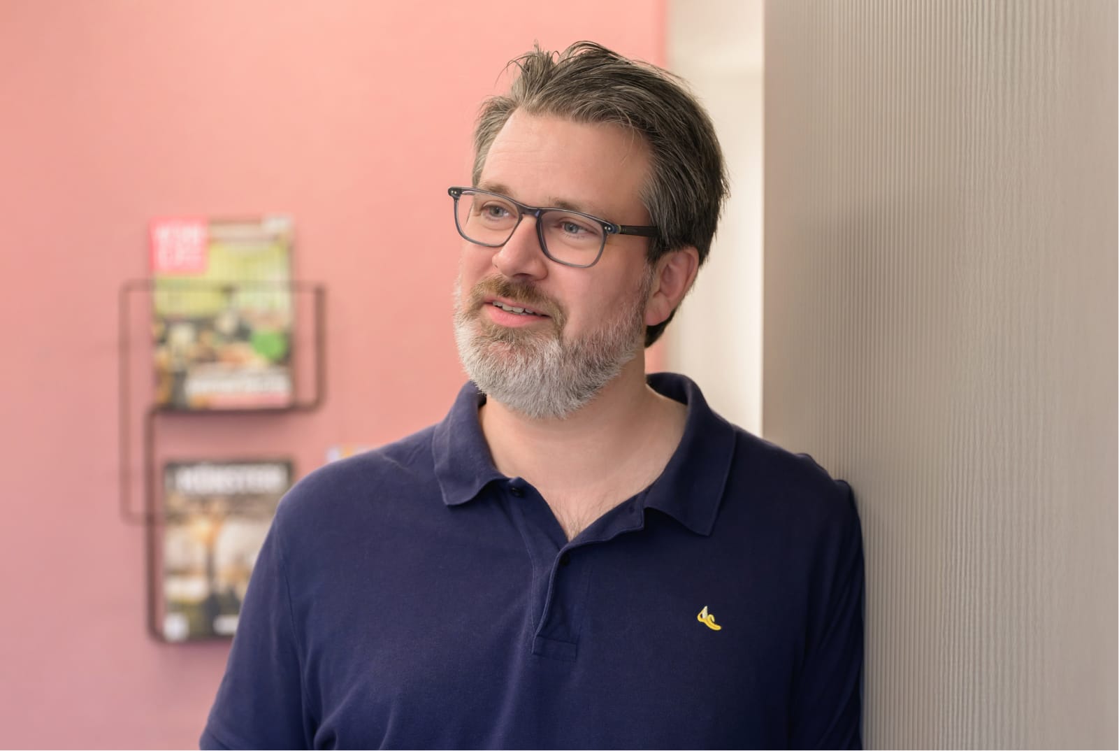 Portrait des Augenarztes Prof. Dr. med. Michael Böhm in den neuen, modernen Praxisräumen